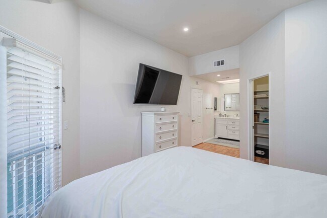Building Photo - Gated 2BR Condo with Pool View