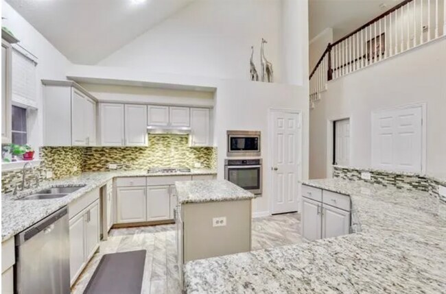 Building Photo - 8925 Lakewood Dr