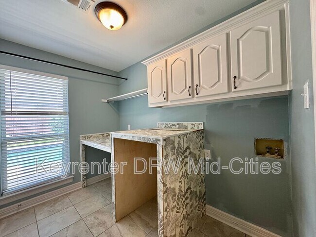 Building Photo - 2417 Creekside Cir S