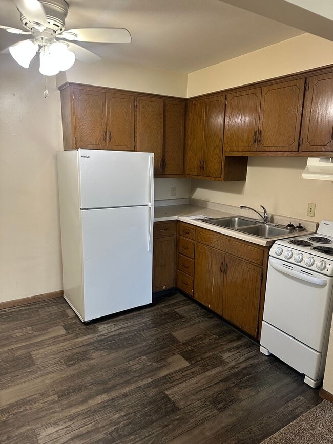 Building Photo - Forestview 2 Bedroom Lower Apartment