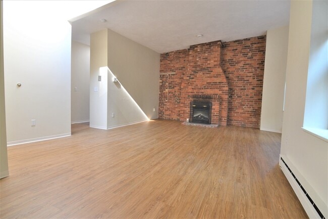 Building Photo - 67 St Germain St