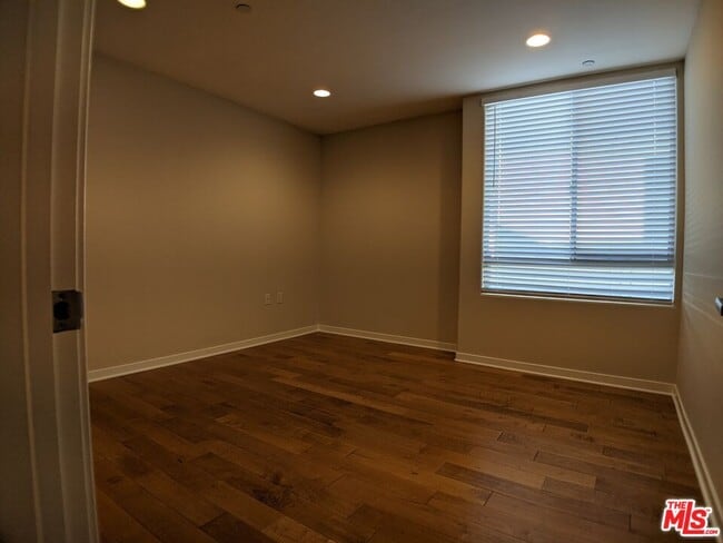 Building Photo - 5143 White Oak Ave