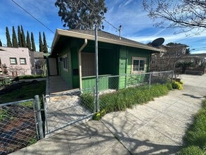 Building Photo - 807 G St