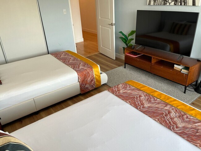 Building Photo - Amazing rare updated full floor Richmond f...