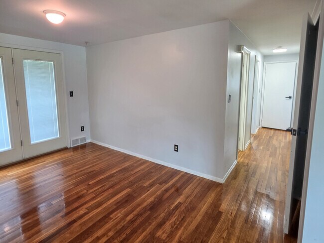 Building Photo - 408 Hazelnut Dr