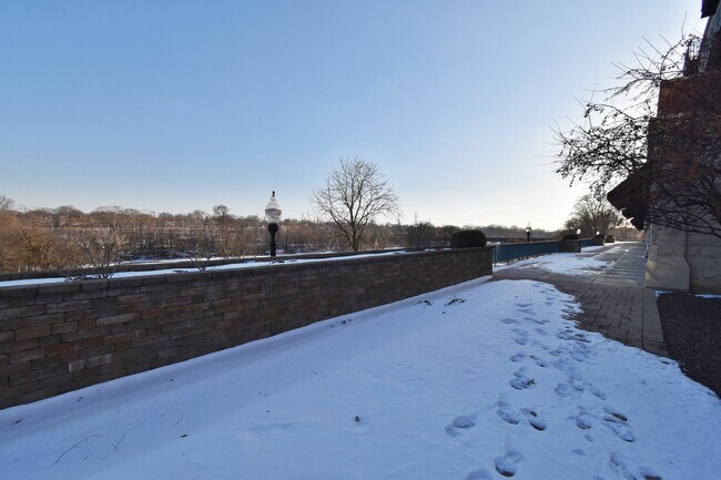 Building Photo - 160 S River St
