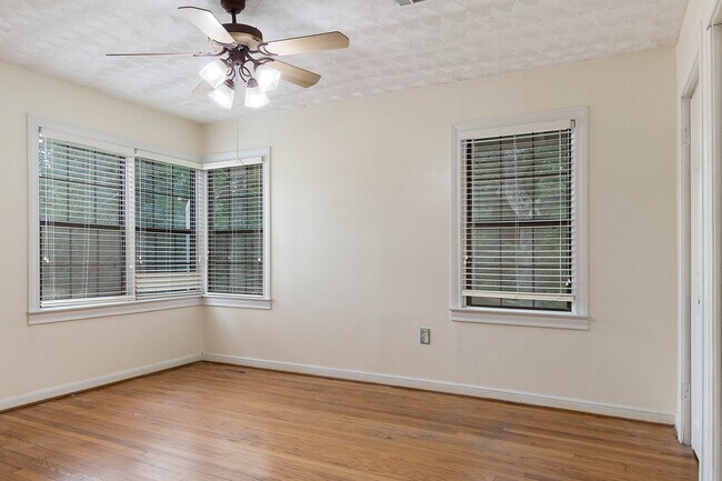 Building Photo - 309 Brookside Dr E