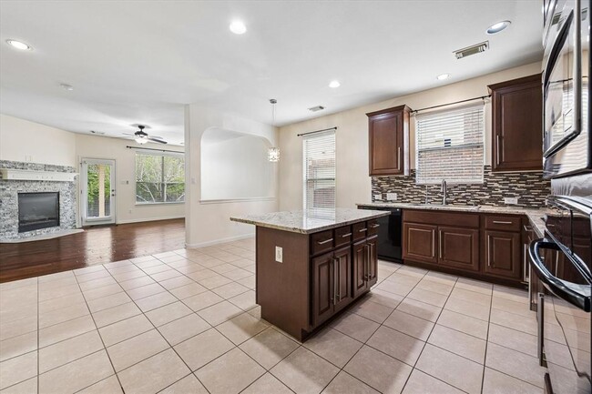 Building Photo - 206 Saddle Ridge Dr