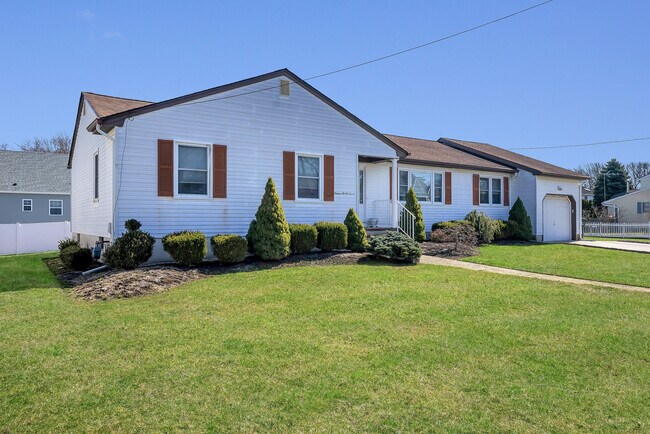Building Photo - 1637 Holbrook St