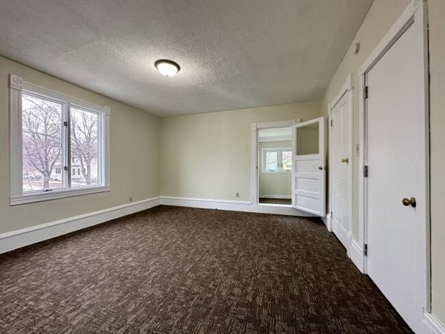 Building Photo - Spacious 4 bedroom house in Minneapolis!!