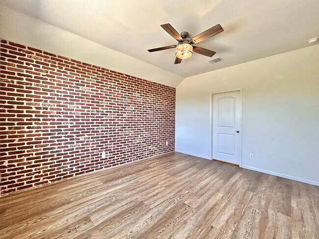 Building Photo - Beautiful 3-Bedroom, 2-Bath Home with Comm...