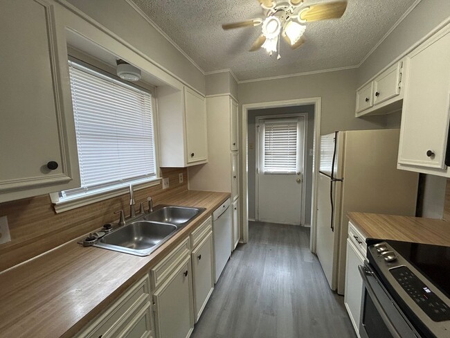 Building Photo - Updated Midway ISD Duplex
