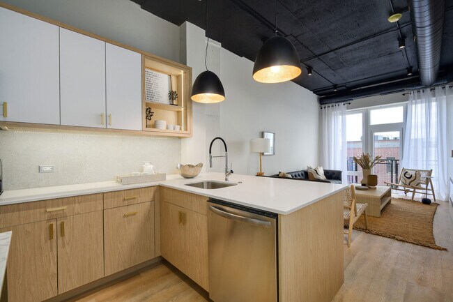 Building Photo - 2725 N Thatcher Ave