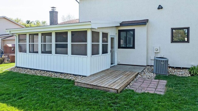 Building Photo - 554 Pointview Dr