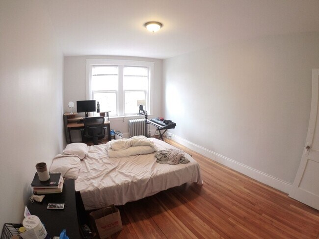 Building Photo - Charming 4 Bedroom-No Broker  Fee