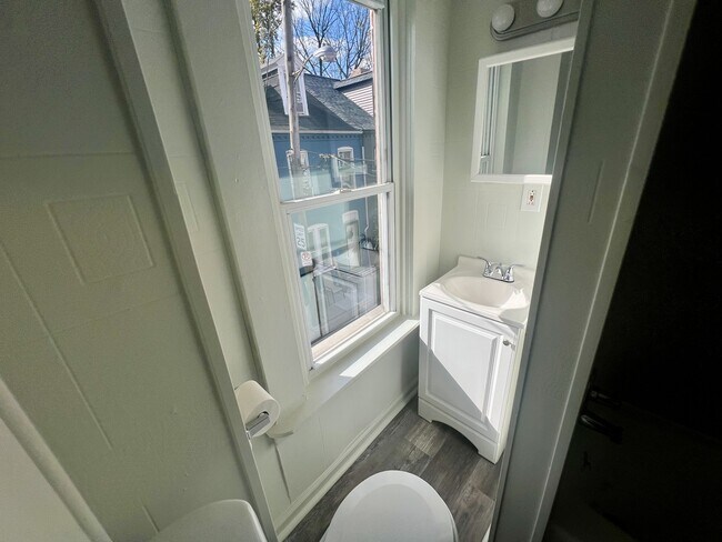 Building Photo - 615 Lake St