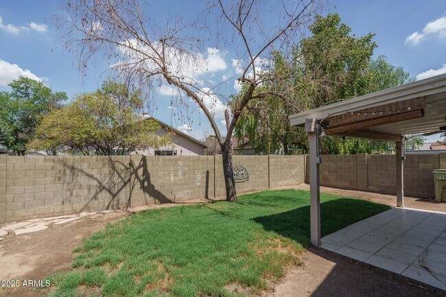 Building Photo - 6450 W Lawrence Ln