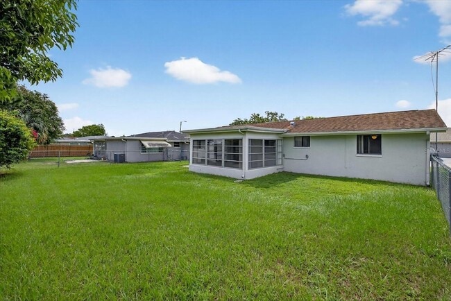 Building Photo - 7725 Summertree Ln