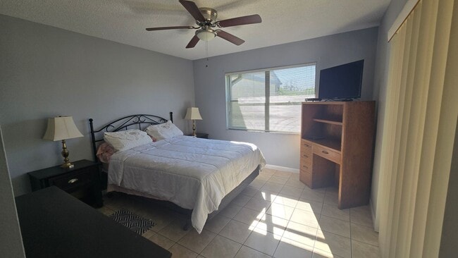 Building Photo - Furnished 2-Bed 2- Bath Condo