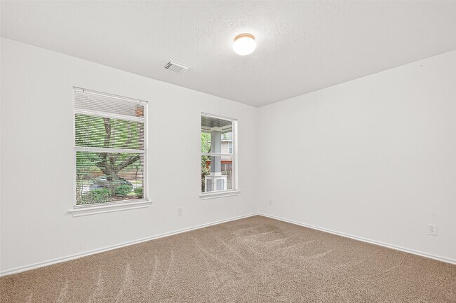 Building Photo - 10 Druids Glen Pl