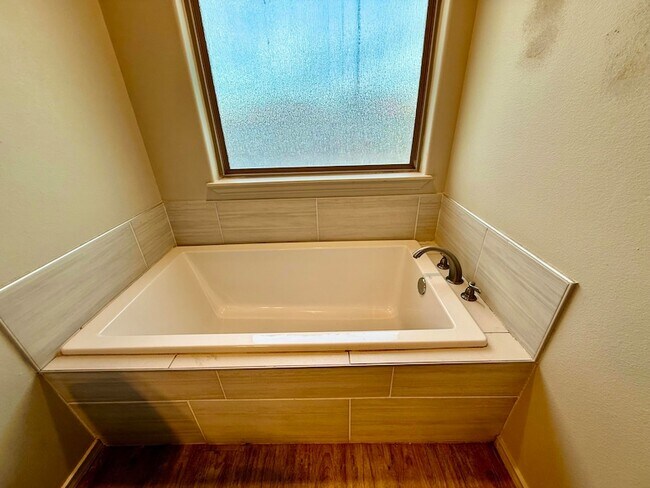 Building Photo - 909 Manchester Ct