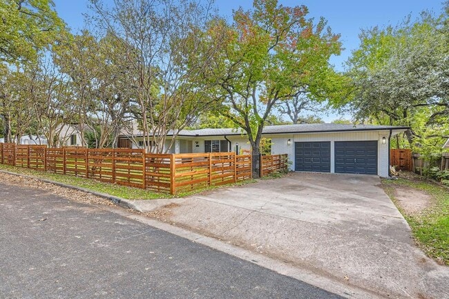 Building Photo - 1713 Mariposa Dr