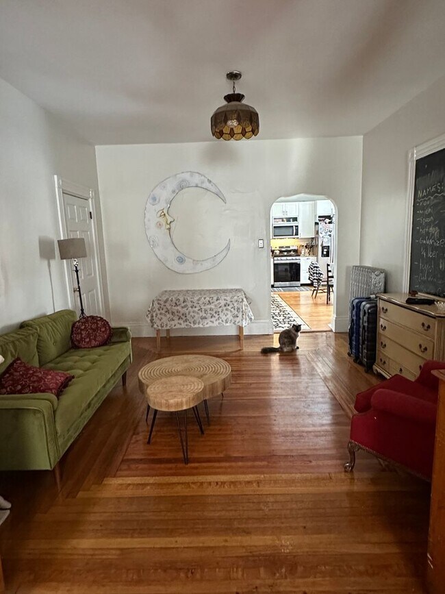 Building Photo - ALLSTON 4 BED/2 BATH FOR 9/1!  UPDATED KITCHEN AND BIG ROOMS!