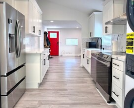 Building Photo - Updated 2 Bed, 1 Bath | South Beacon Hill | Private Patio + Parking
