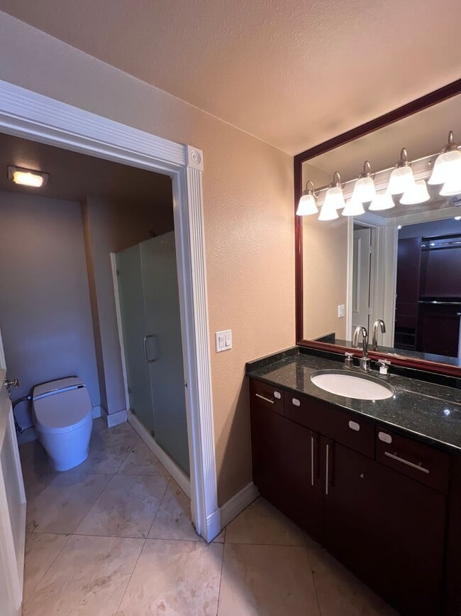 Building Photo - Fully furnished (Short Term Available) / Guard Gated / Walking Distance to LV Strip