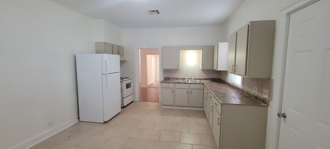 Building Photo - Great 3 bedroom/2 bath home with Oven, Ref...