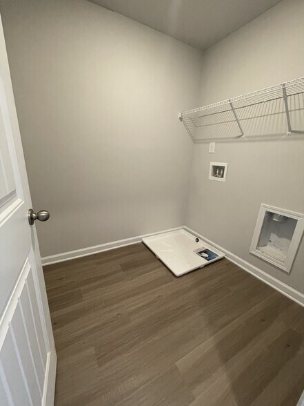 Building Photo - 9 Pineview Dr