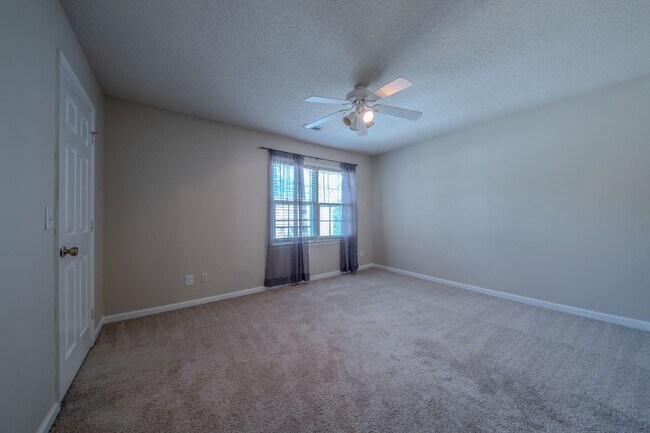 Building Photo - 907 Shelby Dr