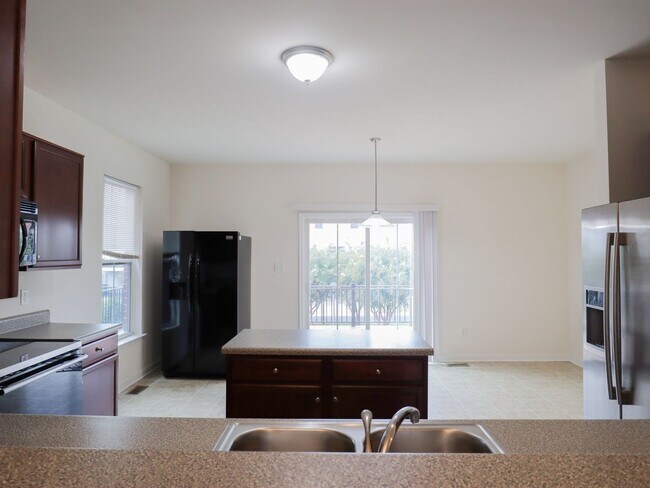 Building Photo - City Living with Parking: 4-Bedroom Townho...