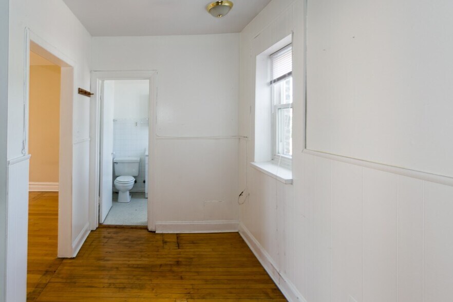 Building Photo - 4409 N Kenneth Ave