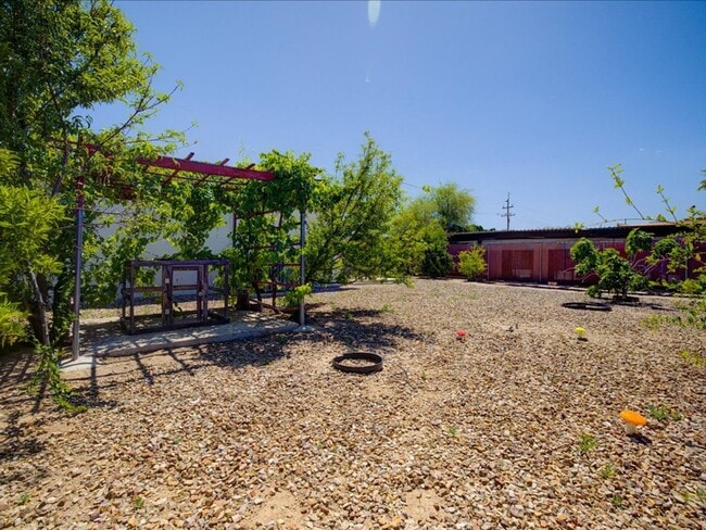 Building Photo - 3 Bedroom 2 Bathroom