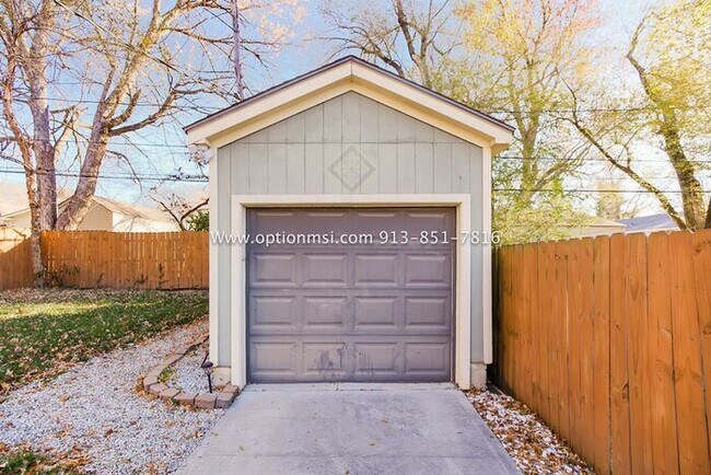 Building Photo - Charming, impeccably clean and maintained ...
