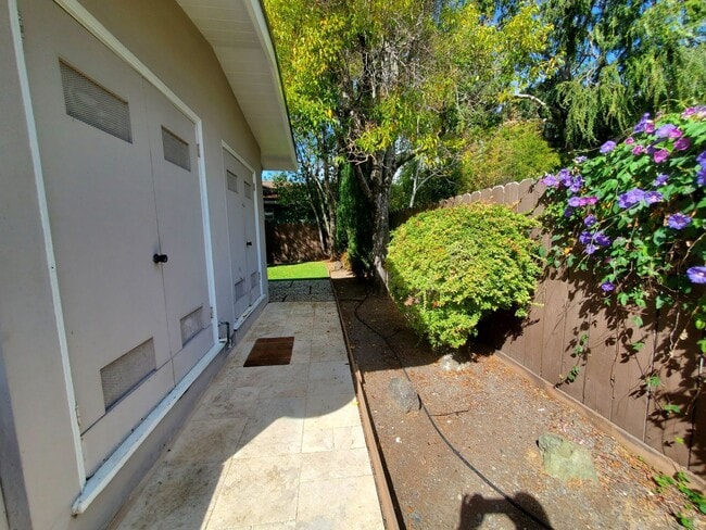 Building Photo - Kentfield 3x2 Flat + detached office, fron...