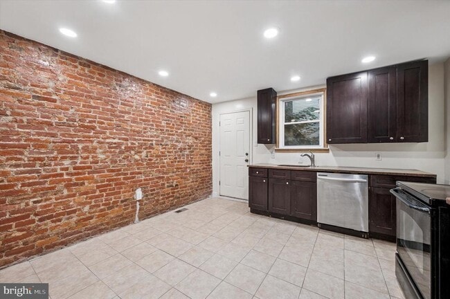 Building Photo - 1331 S Stanley St