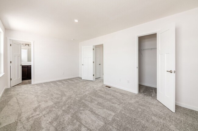 Building Photo - 122 Red Willow Dr