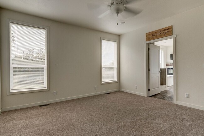 Building Photo - 3 Bed 2 Bath Pet Friendly Home