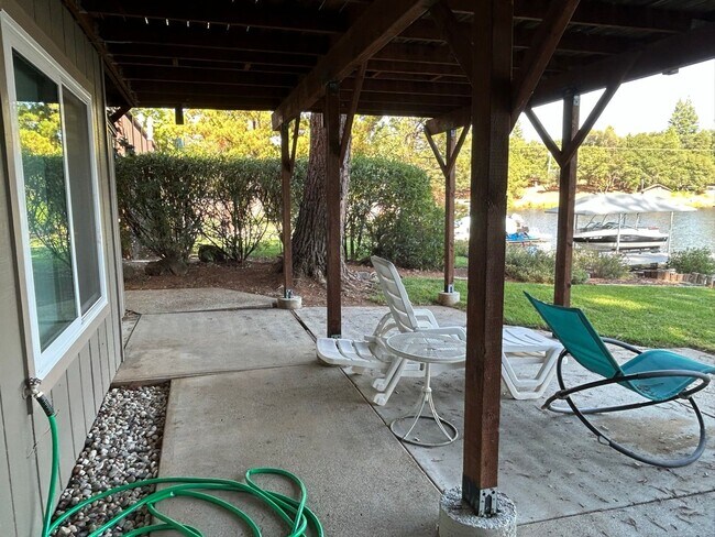 Building Photo - Don't Miss out on a Summer at the Lake.  Beautiful Fully Furnished Waterfront Home available July...