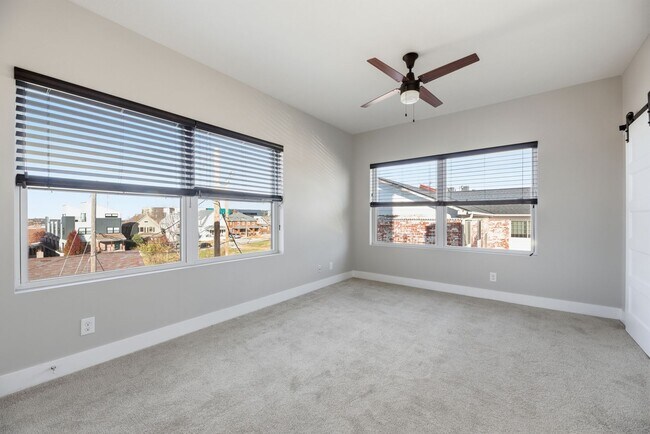 Building Photo - Stylish Midtown townhouse with stunning city views!