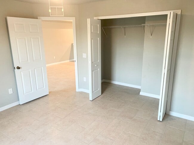 Building Photo - Like New DUPLEX 3 bedroom, 2 bath, 1 car g...
