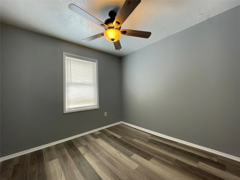 Building Photo - 2213-2215 7th Ave N