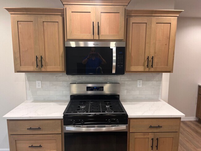 Building Photo - Beautiful, brand-new, 3-bedroom, 2-bath home in Nixa with a 3-car garage.