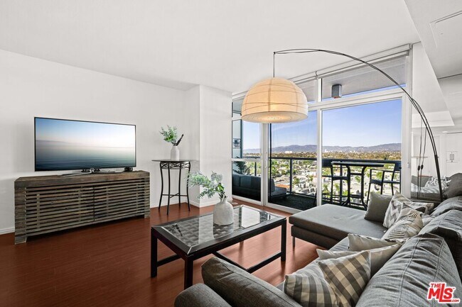 Building Photo - 13700 Marina Pointe Dr