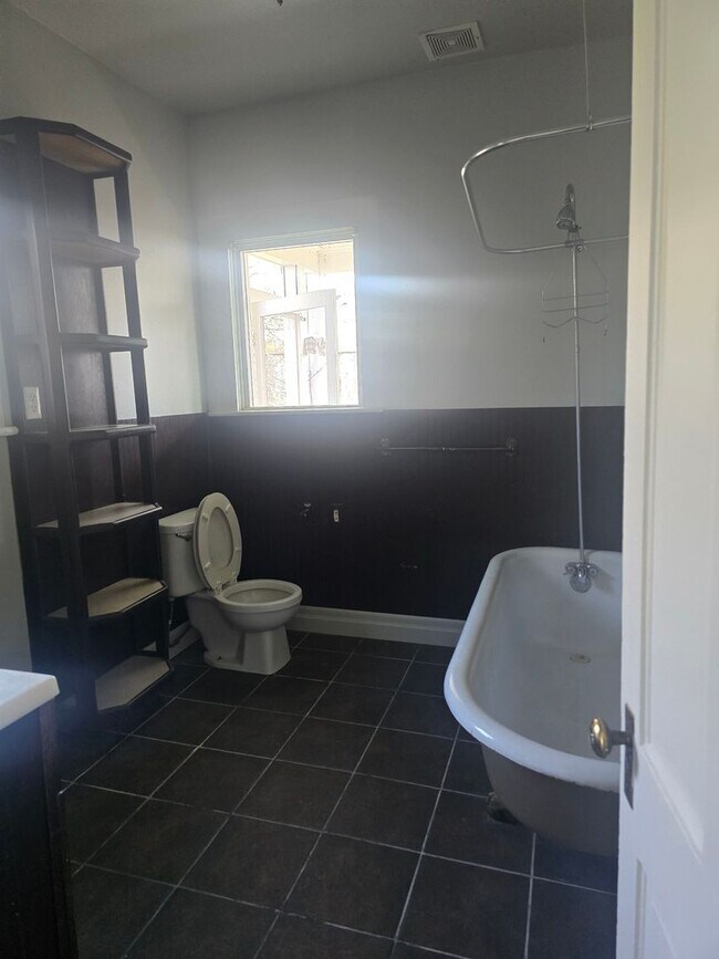 Building Photo - 3 bedroom 2 bath house