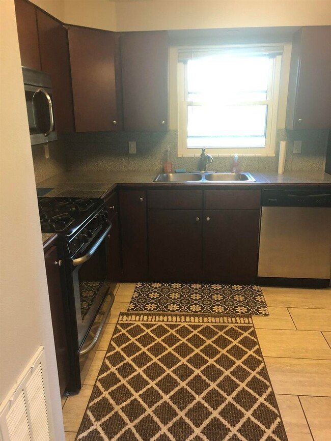Building Photo - 4 Bedroom 2 Bath