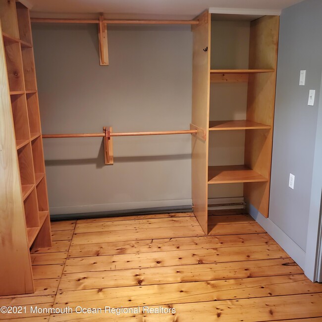 Building Photo - 16 E Larchmont Dr
