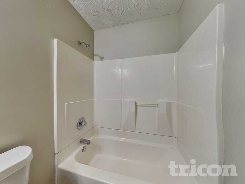 Building Photo - 530 Mackinaw Dr